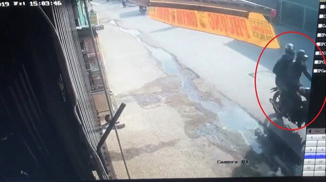 Sau khi thực hiện vụ cướp, 2 đối tượng chạy về hướng Quốc lộ 22 (Ảnh: Camera ghi lại) Sau khi thực hiện vụ cướp, 2 đối tượng chạy về hướng Quốc lộ 22 (Ảnh: Camera ghi lại)