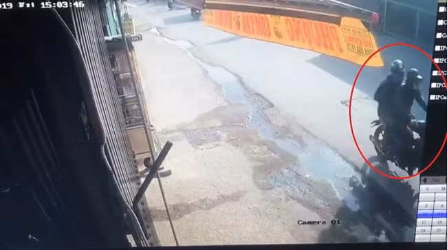 Sau khi thực hiện vụ cướp, 2 đối tượng chạy về hướng Quốc lộ 22 (Ảnh: Camera ghi lại)