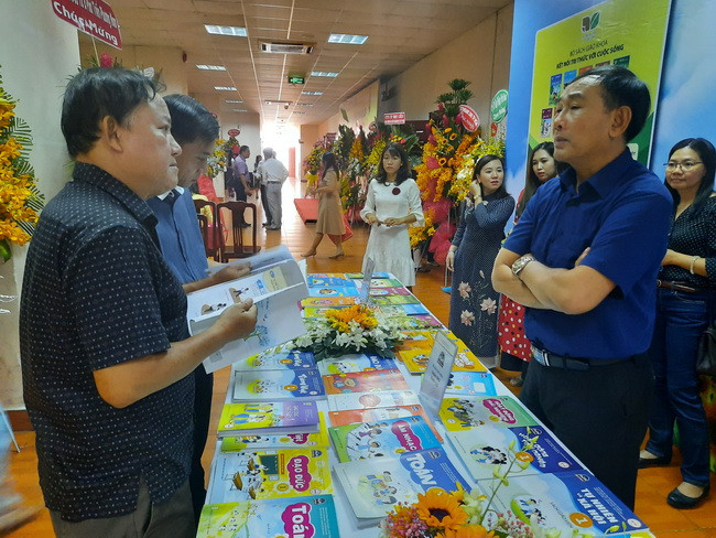 Các đại biểu tham quan gian hàng trưng bày SGK mới