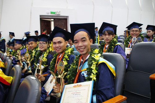 Niều vui của các tân kỹ sư, kiến trúc sư, cử nhân khi nhận được giấy khen xuất sắc trong khóa học