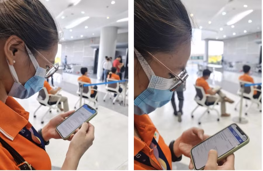 Một nhân viên Công ty FPT đọc tin nhắn của Sở Y tế nhắc đi tiêm chủng (Ảnh: Sở Y tế).
