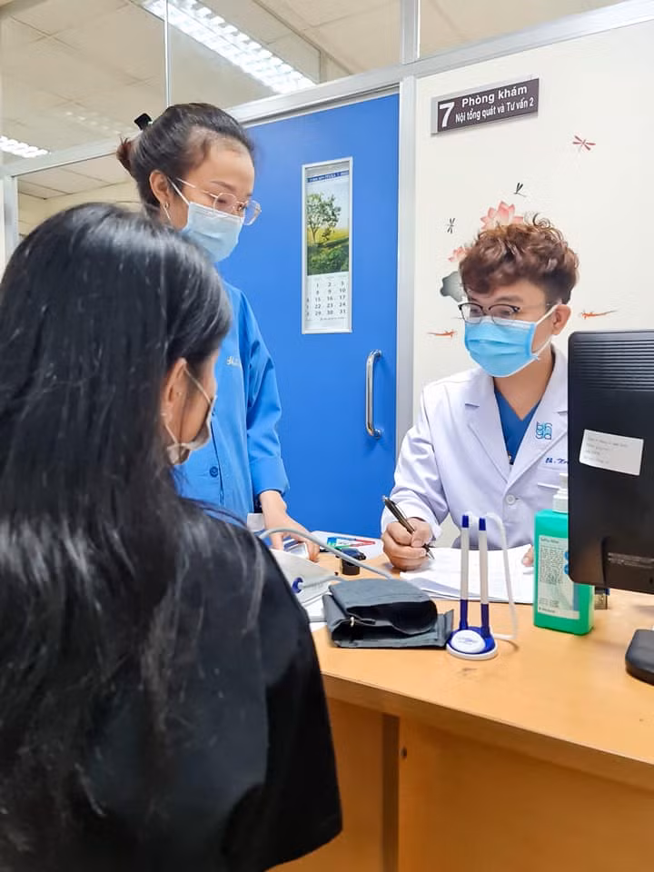 Buổi tiêm chủng được thực hiện đúng quy trình an toàn (Ảnh: HCDC).