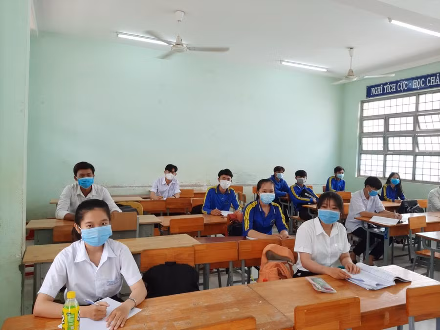  Học sinh lớp 12 Trường THCS&THPT Hưng Điền B, huyện Tân Hưng-Long An đến trường ôn thi, tuân thủ biện pháp 5K để phòng dịch (Ảnh: Sở GD&ĐT Long An)