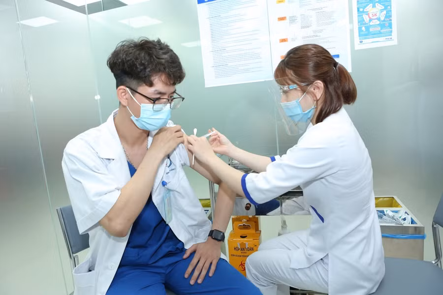 VNVC triển khai tiêm chủng vắc xin cho tuyến đầu, nhất là tại những điểm nóng Covid-19 (Ảnh: VCVC).