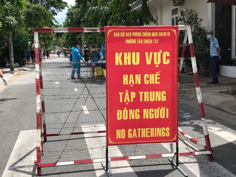 HCDC phong tỏa cách ly khu vực liên quan đến ca nhiễm Covid-19 mới tại quận 7 để phòng dịch. (Ảnh: HCDC).