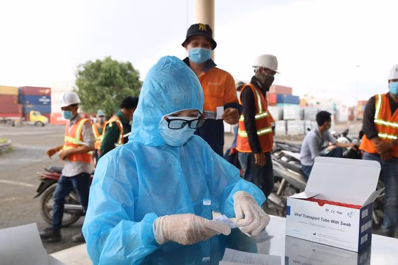 HCDC lấy mẫu xét nghiệm các trường hợp liên quan đến ca nghi nhiễm Covid-19 để phòng dịch. (Ảnh: HCDC).