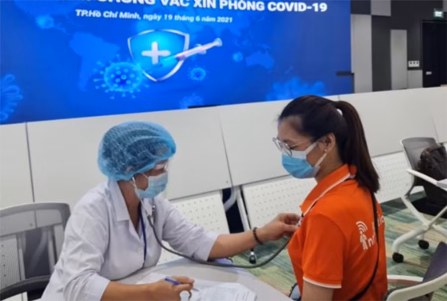 Bác sĩ khám sàng lọc trước khi tiêm vắc xin.