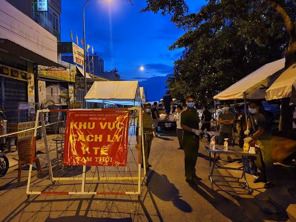 Lực lượng chức năng phong tỏa khu vực liên quan đến ca nhiễm Covid-19 mới để phòng chống dịch (Ảnh: HCDC).