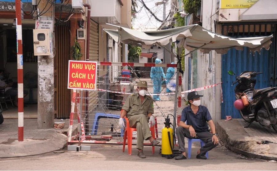 Lực lượng chức năng phong tỏa khu vực liên quan đến ca nhiễm Covid-19 tại Quận 8 để phòng dịch (Ảnh: HCDC)