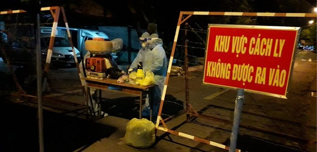 Lực lượng chức năng phong tỏa khu vực liên quan đến ca nhiễm Covid-19 mới để phòng dịch. (Ảnh: HCDC).