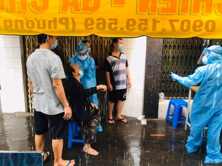 Lực lượng y tế lấy mẫu xét nghiệm các trường hợp liên quan đến ca nhiễm Covid-19 mới để phòng dịch. (Ảnh: HCDC).