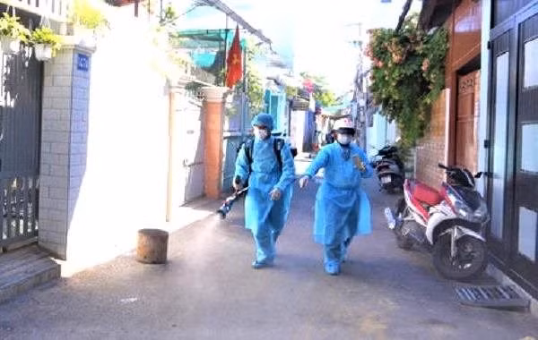 Lực lượng y tế phun thuốc khử khuẩn tại các khu vực có nguy cơ. Ảnh minh họa