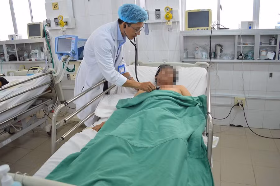 Bác sĩ kiểm tra sức khỏe cho bệnh nhân