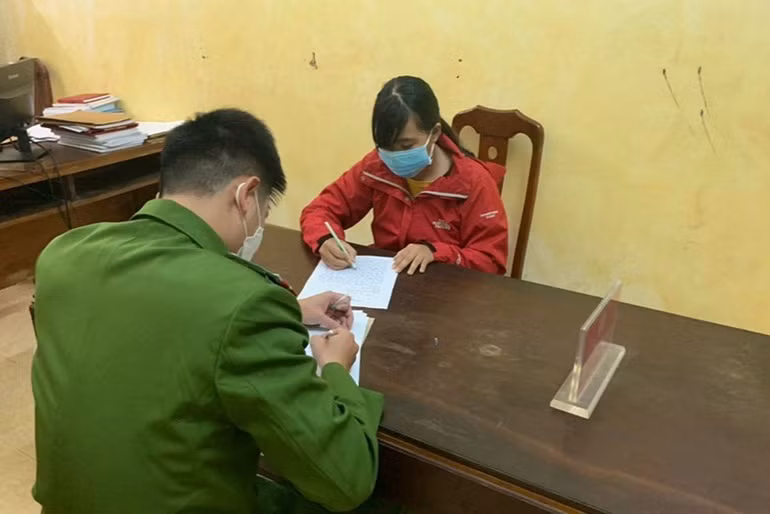 Cơ quan công an làm việc với Lê Thị Hà Giang (Ảnh: Cơ quan Công an cung cấp).