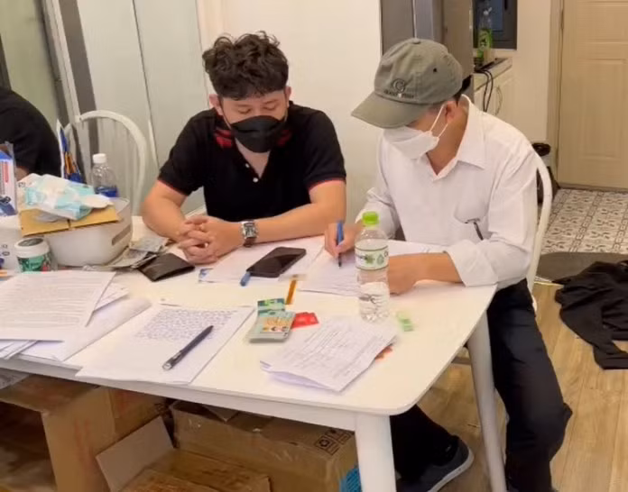 Ban chuyên án làm việc với Nguyễn Cao Hoàng (áo đen) tại quận Hải Châu, Đà Nẵng.