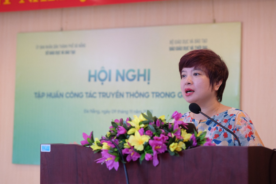 Nhà báo Dương Thanh Hương - Phó Tổng Biên tập Báo Giáo dục và Thời đại, phát biểu tại Hội nghị tập huấn. (Ảnh: Hoàng Vinh)