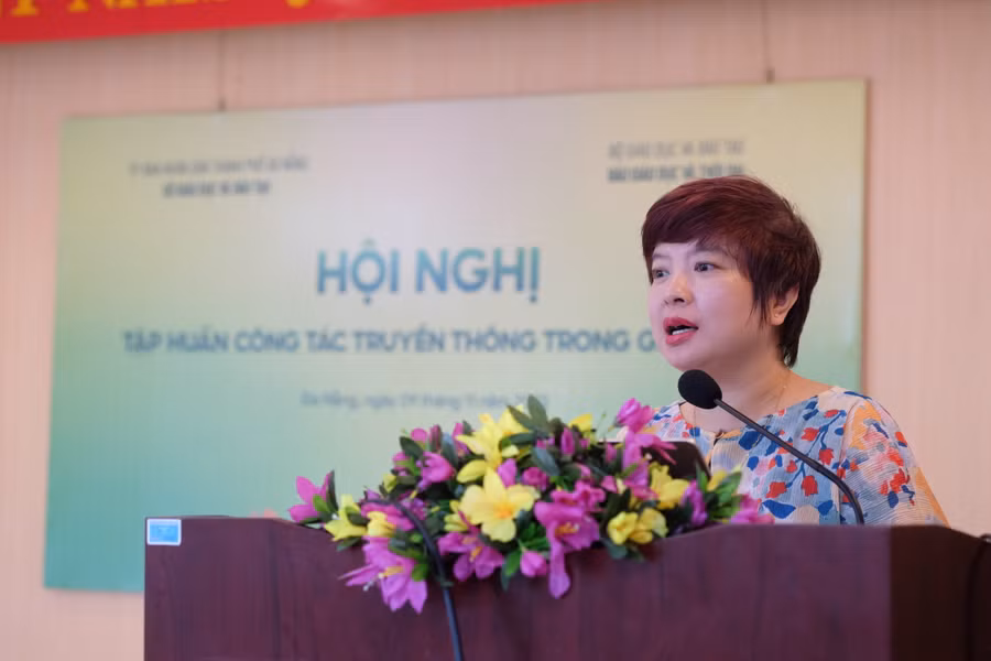 Nhà báo Dương Thanh Hương - Phó Tổng Biên tập Báo Giáo dục và Thời đại, phát biểu tại Hội nghị tập huấn. (Ảnh: Hoàng Vinh)