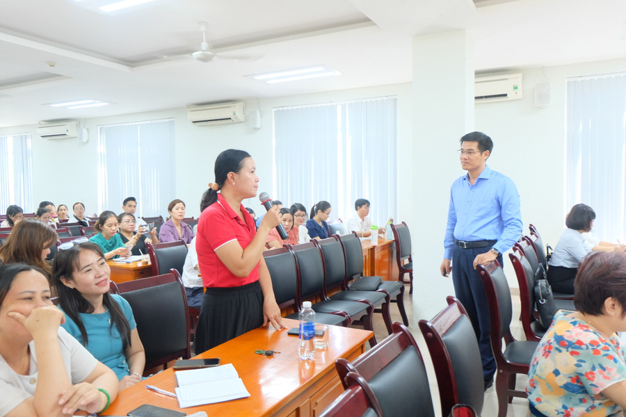 Thạc sĩ Trần Nam – Trưởng Phòng Công tác sinh viên Trường Đại học Khoa học xã hội và nhân văn (Đại học Quốc gia TP Hồ Chí Minh) trao đổi với các giáo viên tập buổi tập huấn. (Ảnh: Hoàng Vinh)