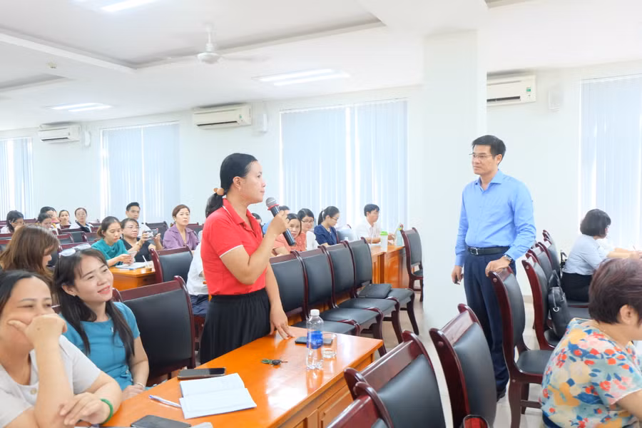 Thạc sĩ Trần Nam – Trưởng Phòng Công tác sinh viên Trường Đại học Khoa học xã hội và nhân văn (Đại học Quốc gia TP Hồ Chí Minh) trao đổi với các giáo viên tập buổi tập huấn. (Ảnh: Hoàng Vinh)