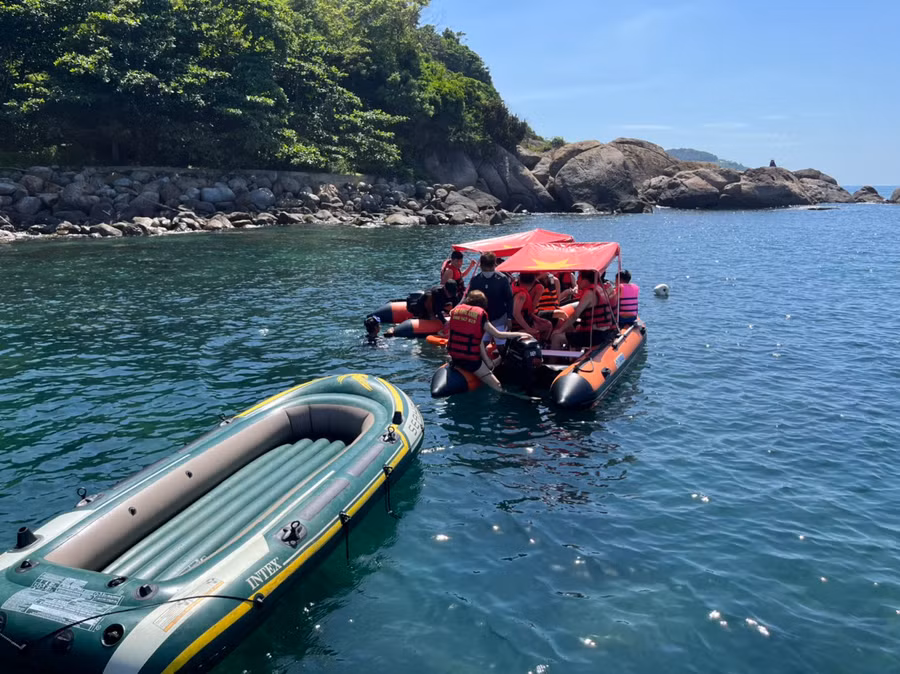 Các xuồng hoán cải để chở khách du lịch lặn ngắm san hô, câu cá trên biển trái phép. Ảnh: BĐBP.