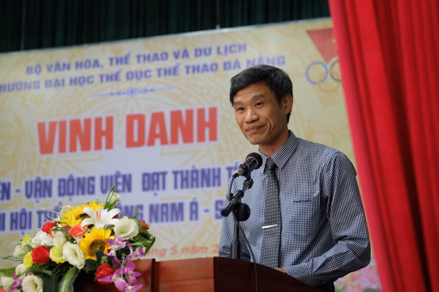 PGS. TS Phan Thành Hài - Hiệu trưởng Trường Đại học Thể dục Thể thao Đà Nẵng vinh danh các sinh viên là VĐV đạt thành tích cao tại SEA Games 31.