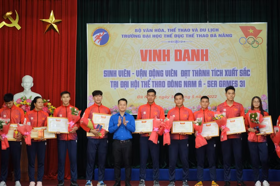 Anh Nguyễn Mạnh Dũng - Bí thư Thành đoàn Đà Nẵng trao Bằng khen cho các VĐV.