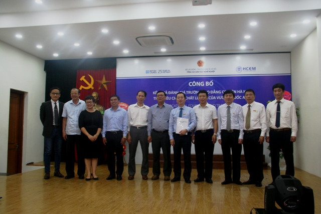 Lãnh đạo nhà trường chụp ảnh lưu niệm cùng các đại biểu Lãnh đạo nhà trường chụp ảnh lưu niệm cùng các đại biểu