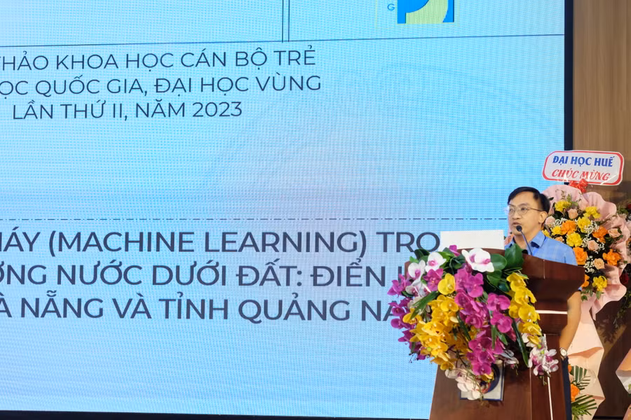 PGS.TS Lê Phước Cường (Trường Đại học Bách khoa - Đại học Đà Nẵng) trình bày báo cáo của mình tại Hội thảo. Ảnh: Hoàng Vinh.