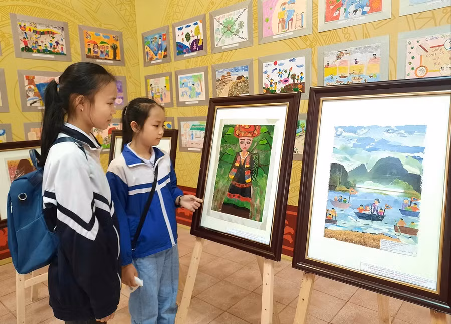 Các bạn nhỏ hào hứng khi được xem những bức tranh đạt giải của cuộc thi.