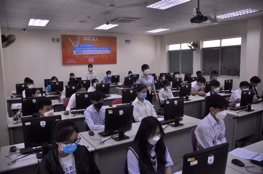 Các thí sinh tham dự vòng loại Cuộc thi Vô địch Tin học văn phòng Thế giới. 