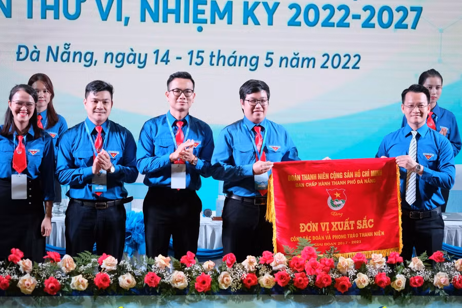 Anh Nguyễn Mạnh Dũng (ngoài cùng bên phải), Bí thư Thành Đoàn Đà Nẵng trao cờ Đơn vị xuất sắc cho Đại diện Đoàn Thanh niên Đại học Đà Nẵng.