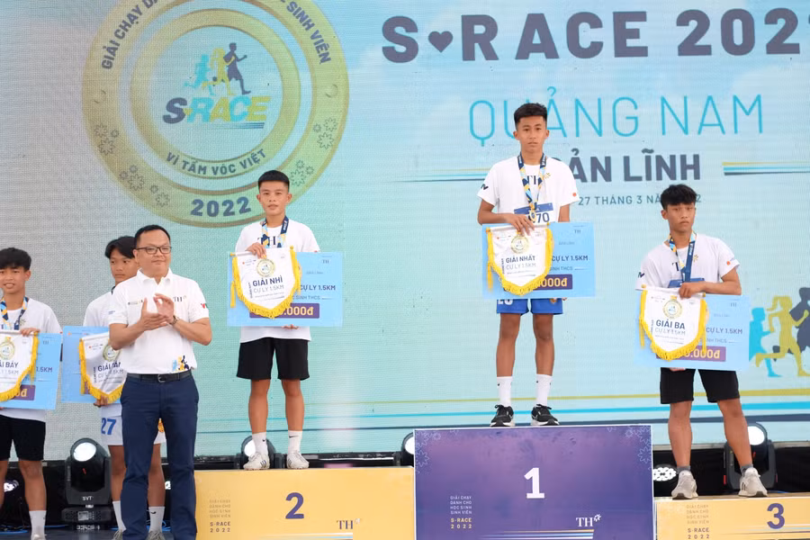 Trao giải Nhất, Nhì, Ba cho các em học sinh nam THCS, ở phần thi 1,5km.