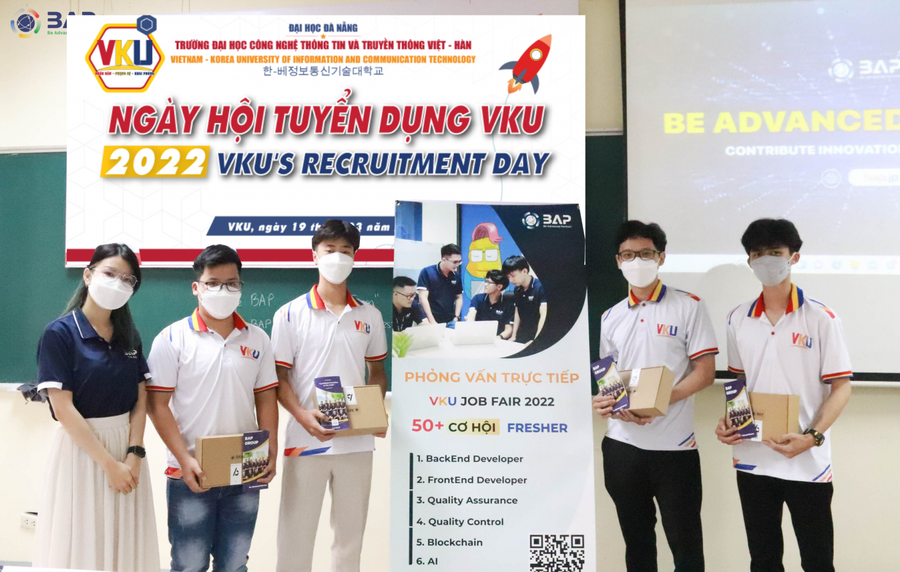 VKU đã phối hợp với gần 20 doanh nghiệp tổ chức ngày hội tuyển dụng nguồn nhân lực số với 120 chỉ tiêu vị trí việc làm cho sinh viên vừa ra trường.