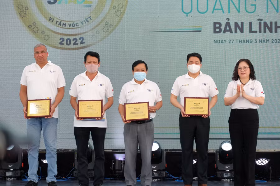 Thứ trưởng Ngô Thị Minh tặng kỷ niệm chương cho các đơn vị tổ chức giải chạy.