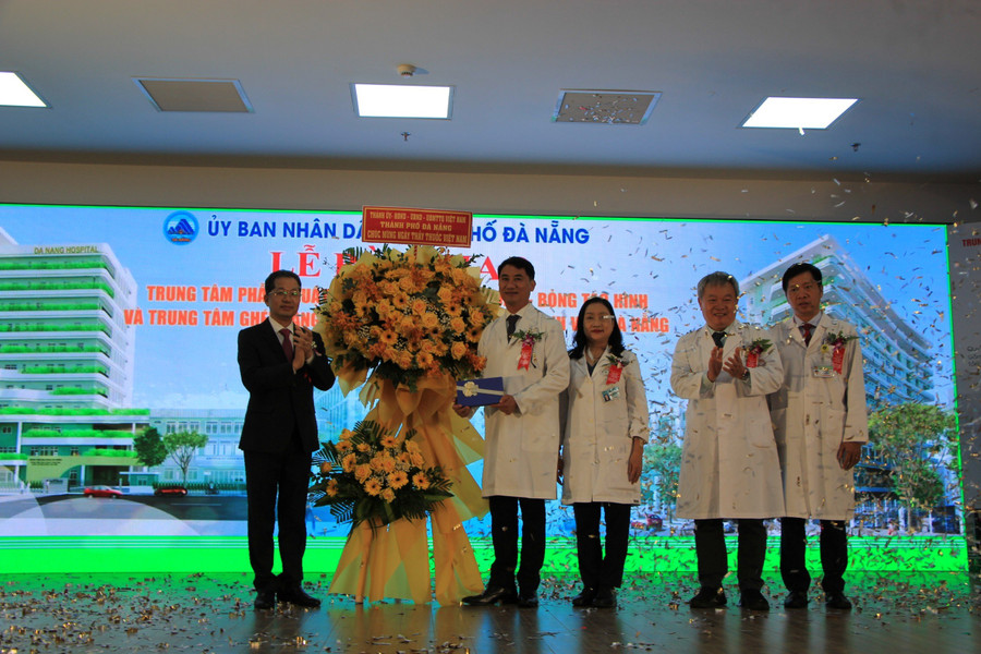 Ông Nguyễn Văn Quảng (bìa trái), Bí thư Thành ủy Đà Nẵng tặng hoa, quà chúc mừng Ban Giám đốc Bệnh viện Đà Nẵng nhân Ngày Thầy thuốc Việt Nam.