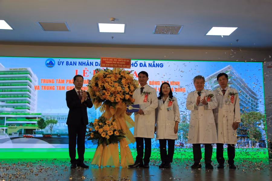 Ông Nguyễn Văn Quảng (bìa trái), Bí thư Thành ủy Đà Nẵng tặng hoa, quà chúc mừng Ban Giám đốc Bệnh viện Đà Nẵng nhân Ngày Thầy thuốc Việt Nam.