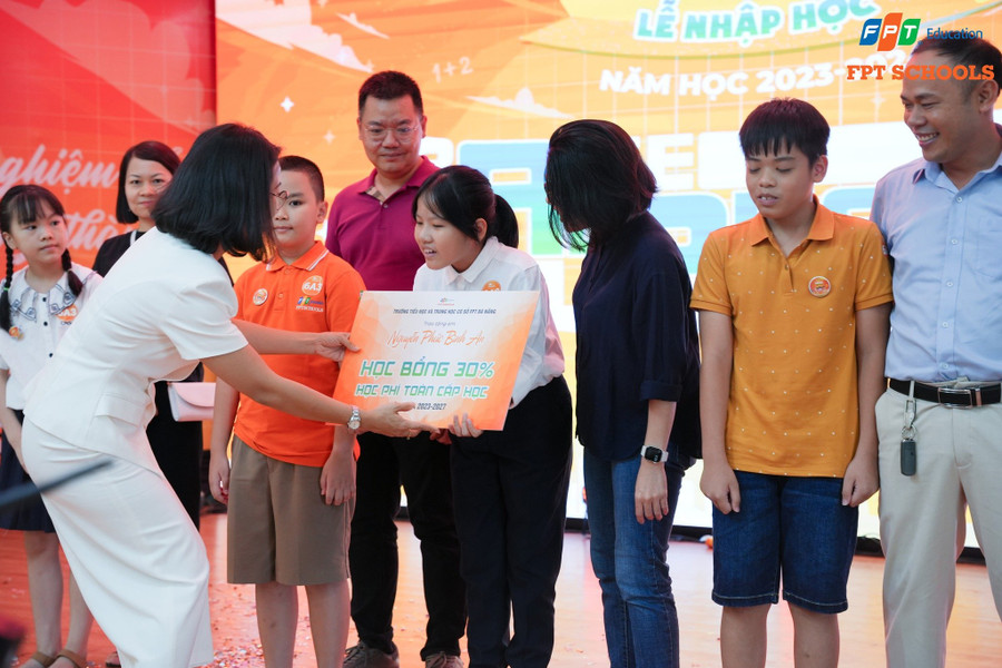 Năm học 2023-2024, Trường TH&THCS FPT Đà Nẵng đã trao 8 suất học bổng trị giá 30% – 50% học phí toàn cấp học cho các bạn học sinh xuất sắc. Năm học 2023-2024, Trường TH&THCS FPT Đà Nẵng đã trao 8 suất học bổng trị giá 30% – 50% học phí toàn cấp học cho các bạn học sinh xuất sắc.