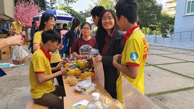 Đông đảo sinh viên tham gia trang trí heo đất gây quỹ ủng hộ công trình xây dựng trạm y tế trên Đảo Nam Yết.