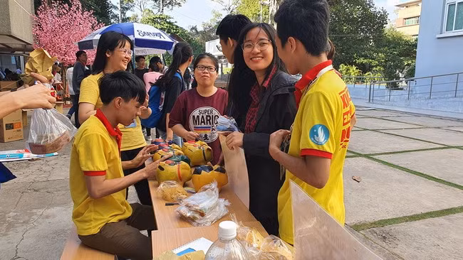 Đông đảo sinh viên tham gia trang trí heo đất gây quỹ ủng hộ công trình xây dựng trạm y tế trên Đảo Nam Yết.