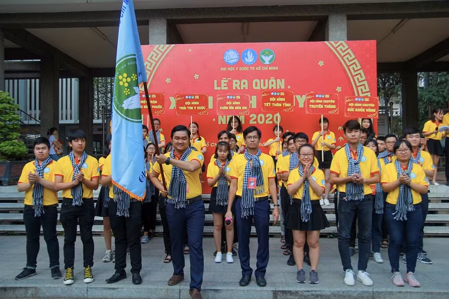 Ban Chỉ huy chiến dịch cùng các chiến sĩ tại các mặt trận xuất quân.