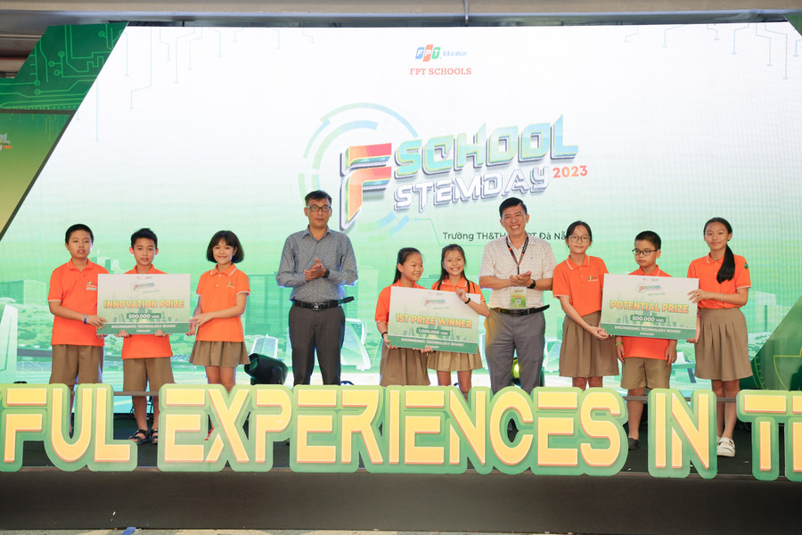 Ban tổ chức trao giải cho các đội tham dự.