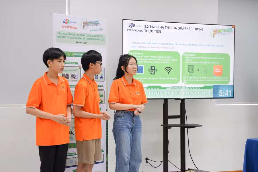 Các em trình bày phần thi của mình.