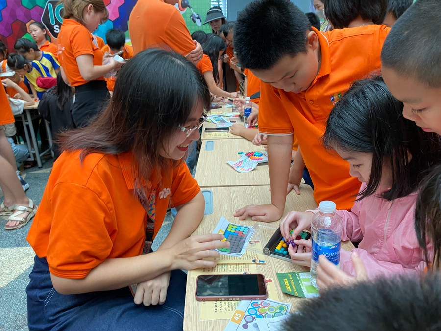 Các em học sinh được trải nghiệm các hoạt động tại ngày hội.