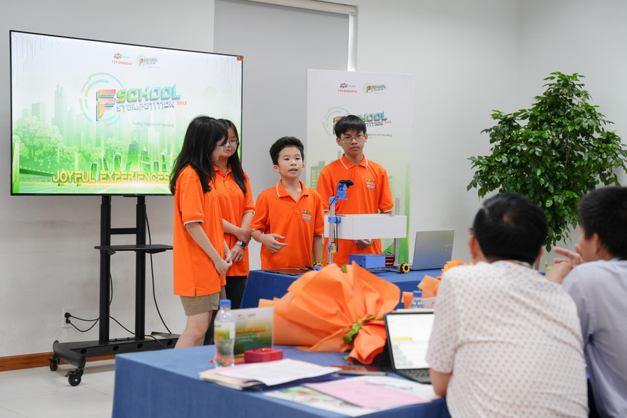 Trả lời câu hỏi từ ban giám khảo.