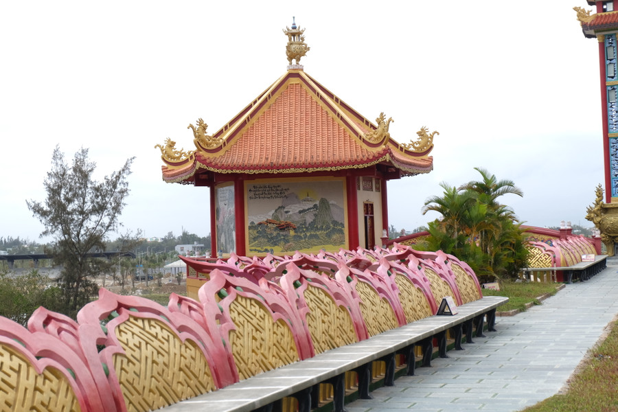 Các bức tranh có diện tích trung bình là 12m2, tổng diện tích tranh sứ trên 4 tháp lên đến hơn 190m2. Ảnh: Hoàng Vinh. Các bức tranh có diện tích trung bình là 12m2, tổng diện tích tranh sứ trên 4 tháp lên đến hơn 190m2. Ảnh: Hoàng Vinh.