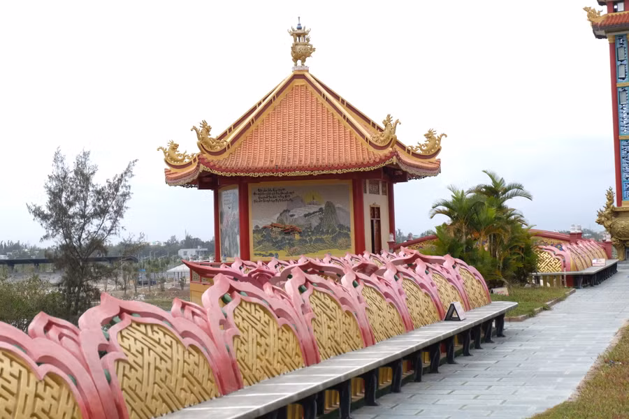 Các bức tranh có diện tích trung bình là 12m2, tổng diện tích tranh sứ trên 4 tháp lên đến hơn 190m2. Ảnh: Hoàng Vinh. Các bức tranh có diện tích trung bình là 12m2, tổng diện tích tranh sứ trên 4 tháp lên đến hơn 190m2. Ảnh: Hoàng Vinh.