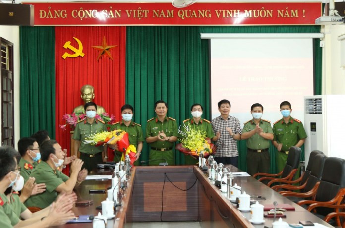 Lãnh đạo Công an tỉnh và Chủ tịch UBND thành phố Đồng Hới trao thưởng và tặng hoa chúc mừng Ban chuyên án.