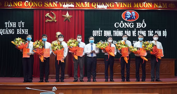 Bí thư Tỉnh ủy Vũ Đại Thắng trao quyết định và tặng hoa cho các đồng chí được phân công, điều động, chỉ định và bổ nhiệm giữ các chức vụ.