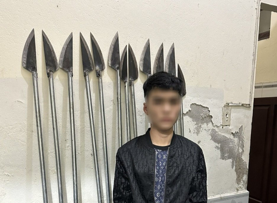 Số dao phóng lợn mà 2 thanh thiếu niên chuẩn bị để đi đánh nhau. Ảnh: Công an Số dao phóng lợn mà 2 thanh thiếu niên chuẩn bị để đi đánh nhau. Ảnh: Công an