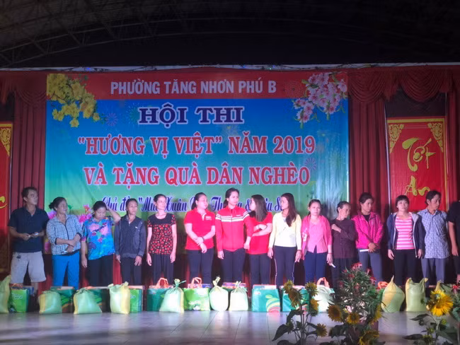 Những phần quà đến với người nghèo dịp Tết giúp cho mùa Xuân của người nghèo thêm ấm áp.